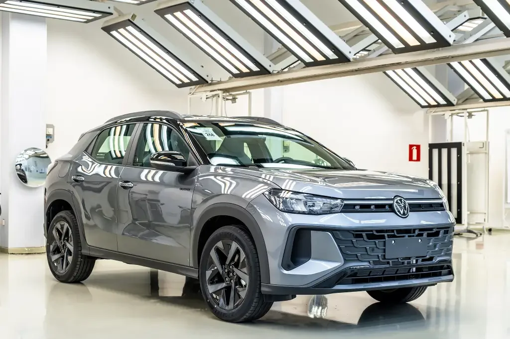 Novo Volkswagen Tera em um showroom.