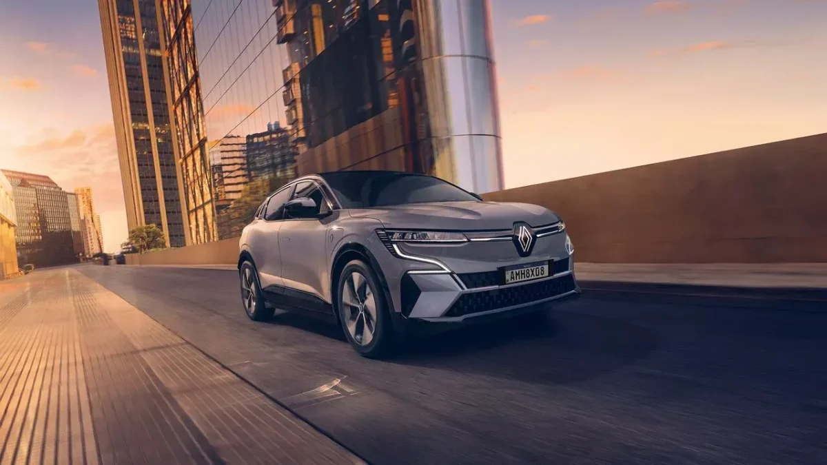 Renault Megane E-Tech 2024 em uma estrada urbana.