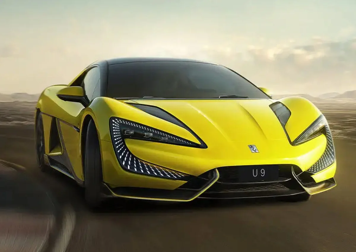 Carro esportivo amarelo em alta velocidade.