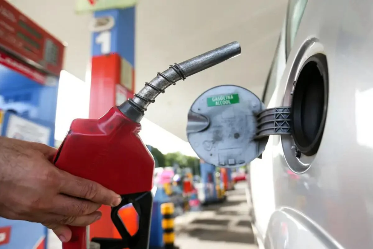 Bico de bomba de combust&iacute;vel em carro