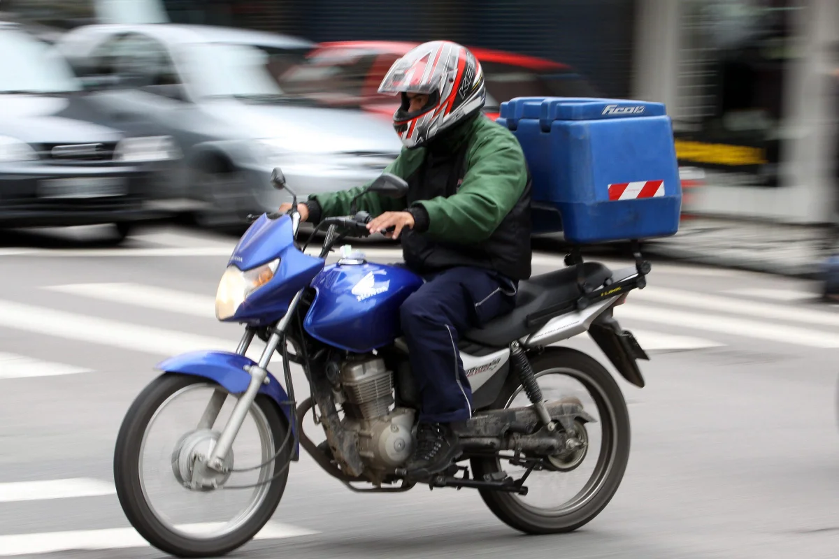 Motofretista em ação na cidade.