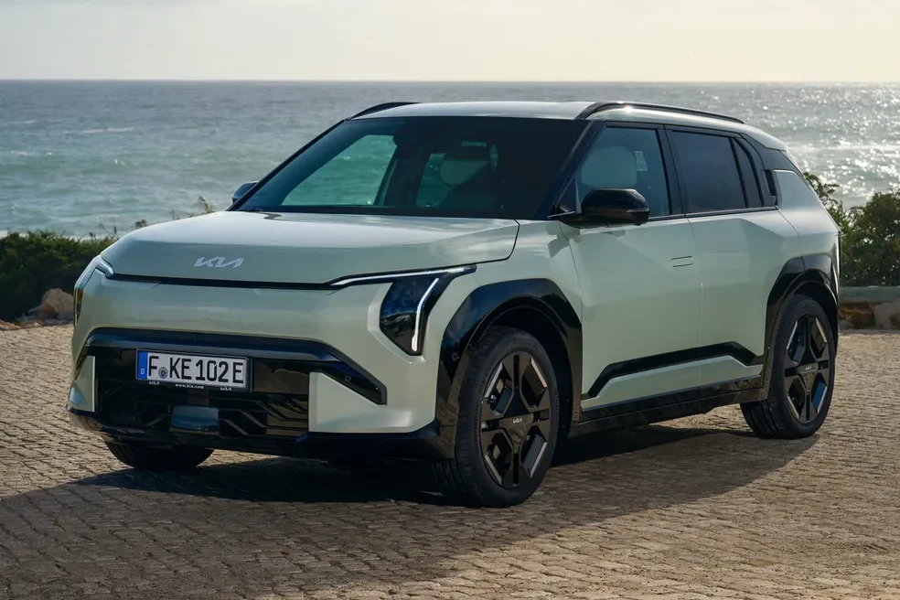 Kia EV3 SUV el&eacute;trico em vista frontal.