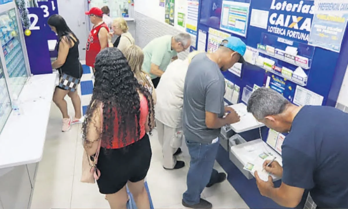 Pessoas comprando bilhetes de loteria em uma lot&eacute;rica.