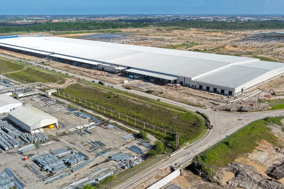 Vista a&eacute;rea da f&aacute;brica da BYD em Cama&ccedil;ari