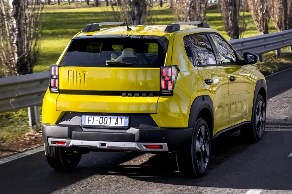Fiat Grande Panda em uma estrada