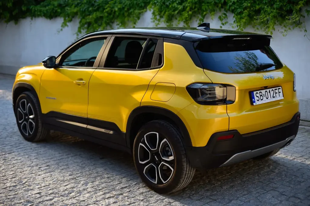 Visual traseiro do Jeep Avenger na estrada