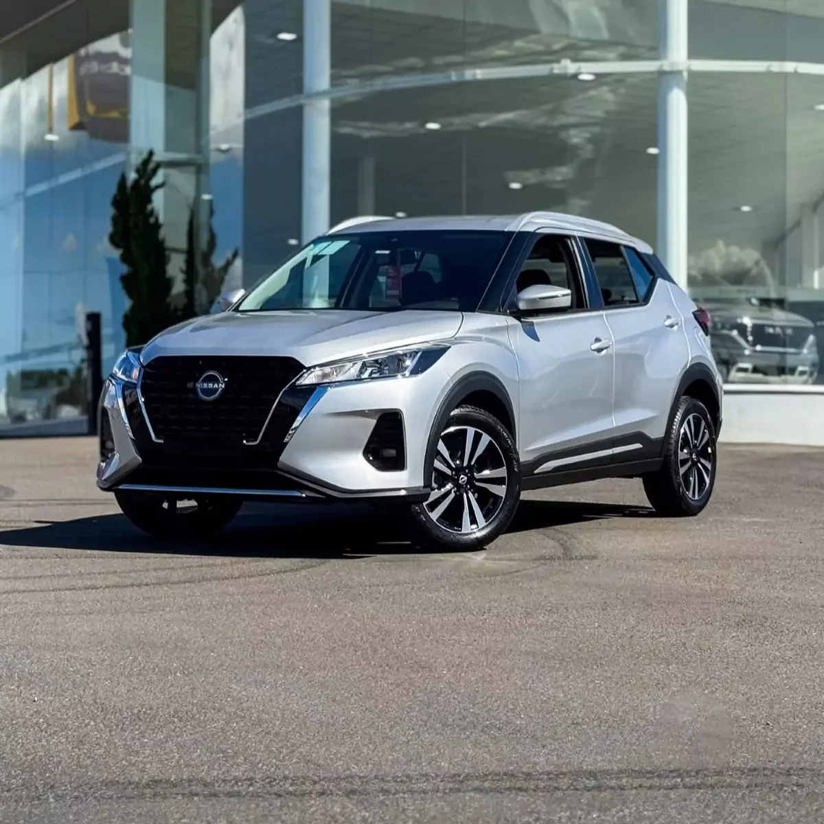 Nissan Kicks Play estacionado em frente a um showroom