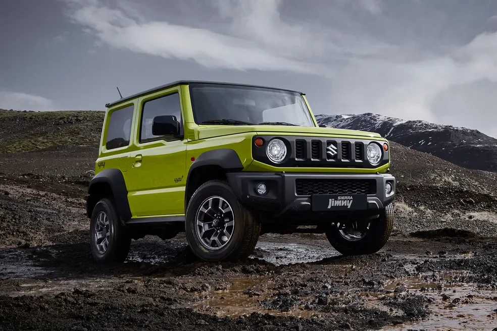 Suzuki Jimny Sierra em um cen&aacute;rio off-road