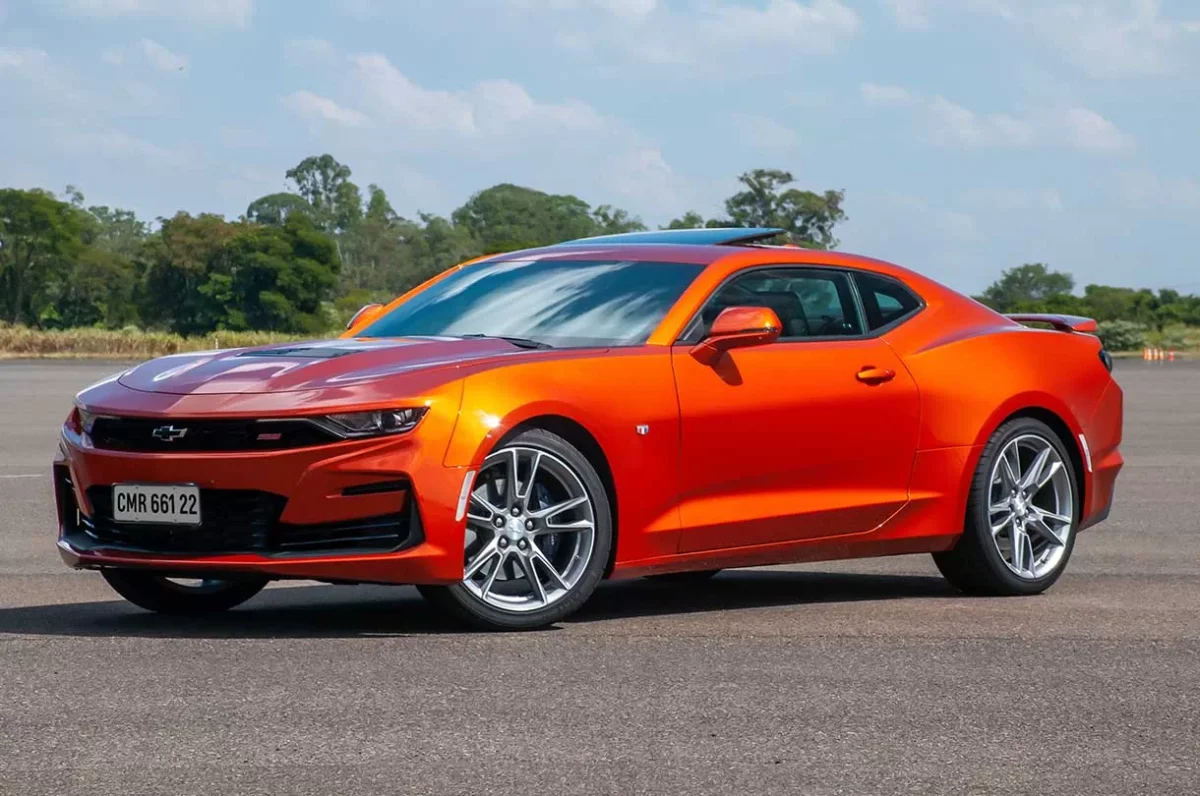 Chevrolet Camaro em pista aberta