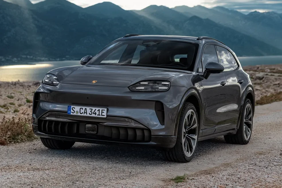 Porsche Cayenne el&eacute;trico em uma paisagem montanhosa.