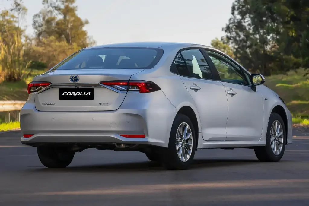 Traseira do Toyota Corolla 2026 destacando o design.