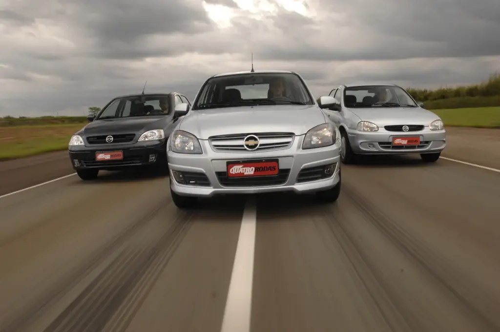 Carros Chevrolet em uma estrada.