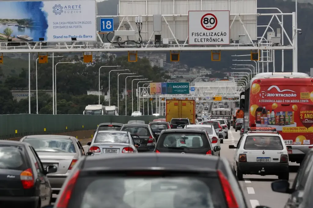 Movimento de ve&iacute;culos em um cruzamento de cidade.