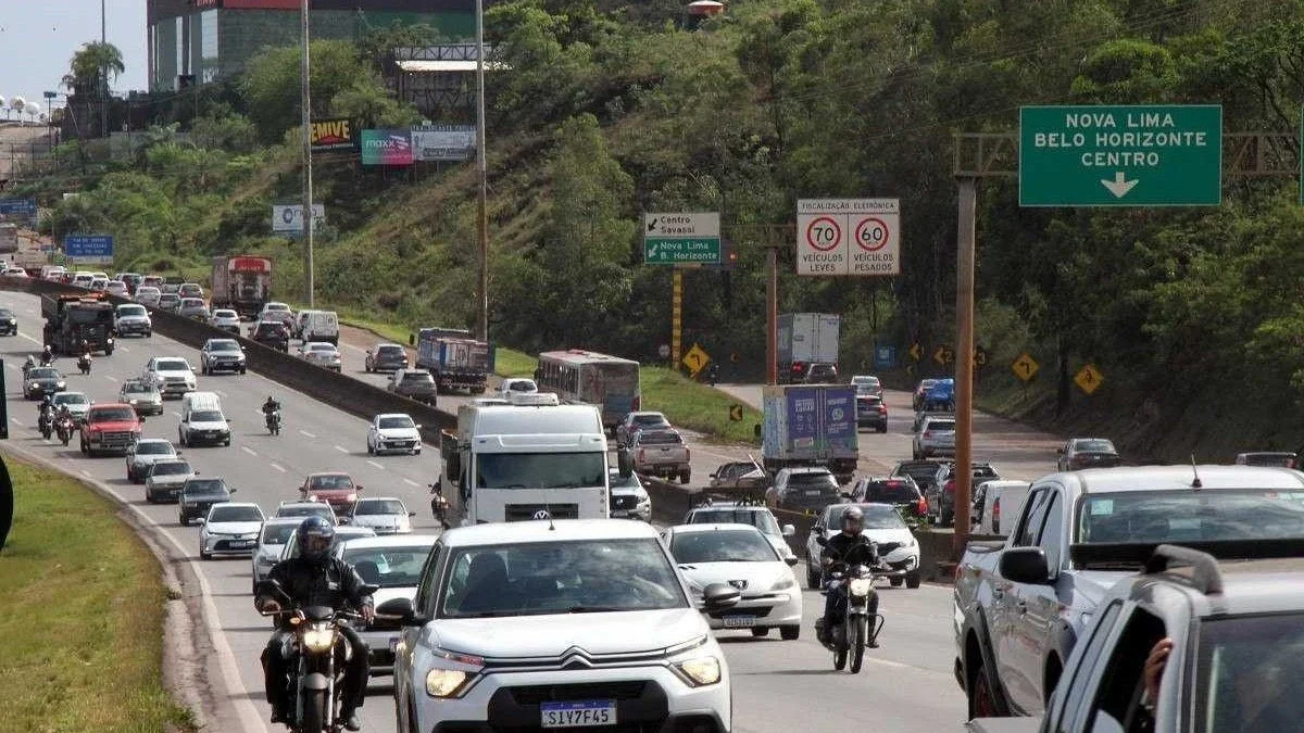 Vista de uma rodovia movimentada em Belo Horizonte.