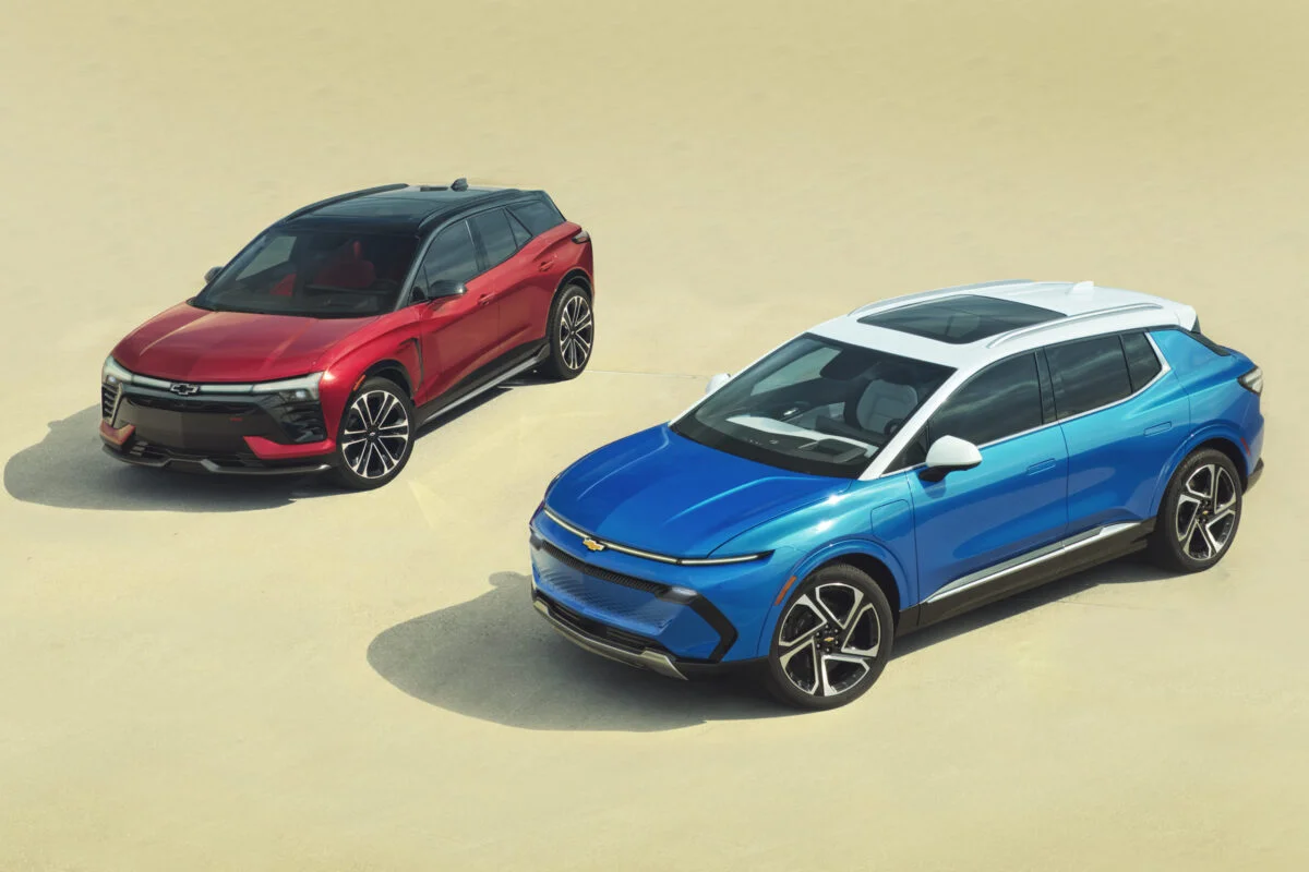 Dois carros el&eacute;tricos SUV em fundo claro.