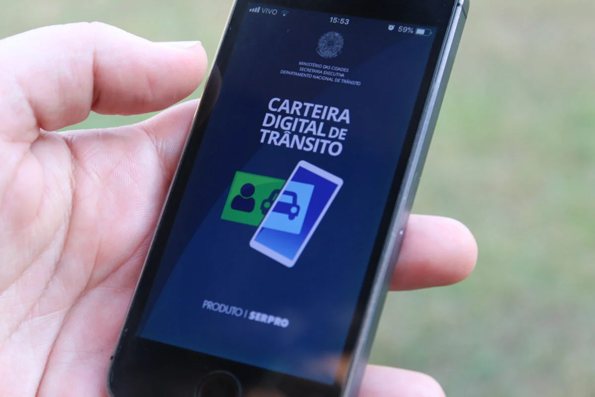Aplicativo de Carteira Digital de Tr&acirc;nsito em um smartphone.