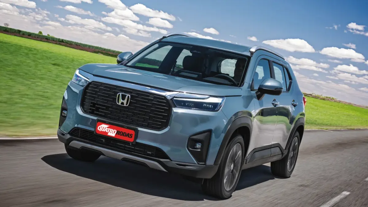 Traseira do Honda WR-V em uma estrada.