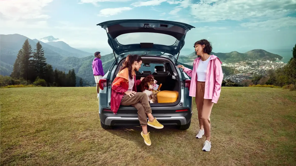 Porta-malas espaçoso do Honda WR-V aberto em paisagem.