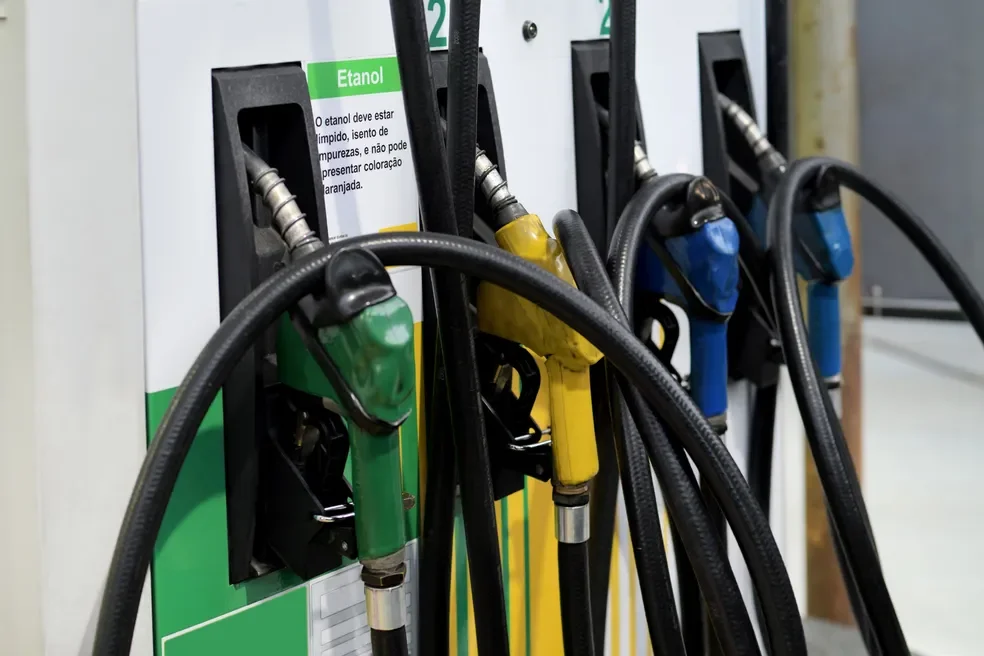 Bicos de abastecimento de combustível em um posto