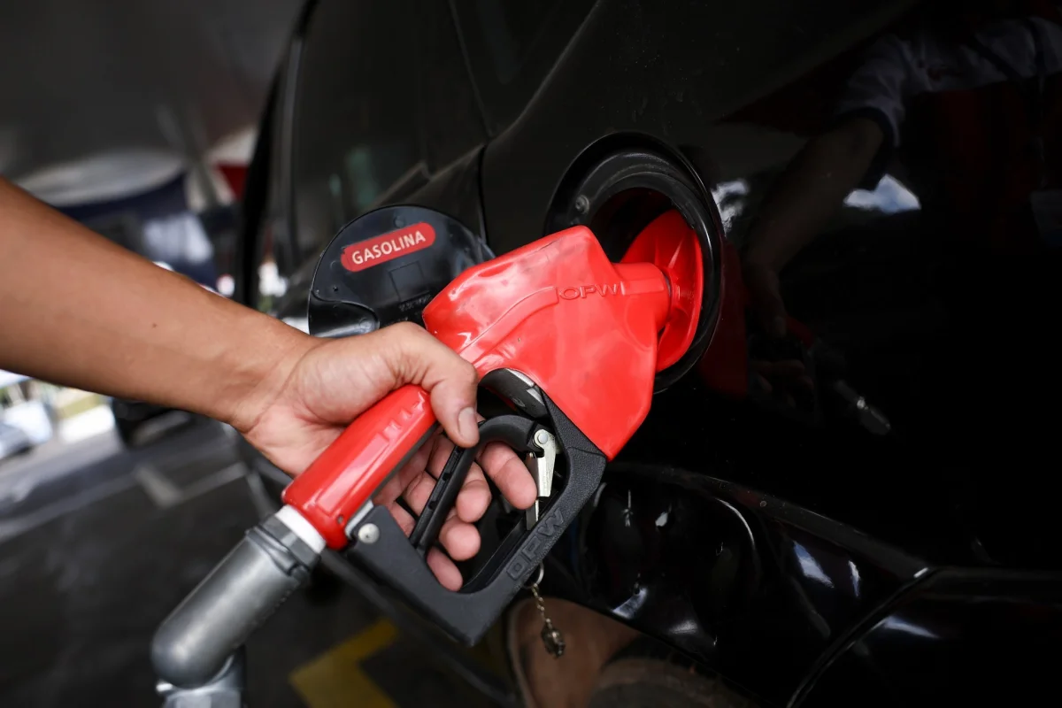 Pessoa abastecendo um carro com gasolina