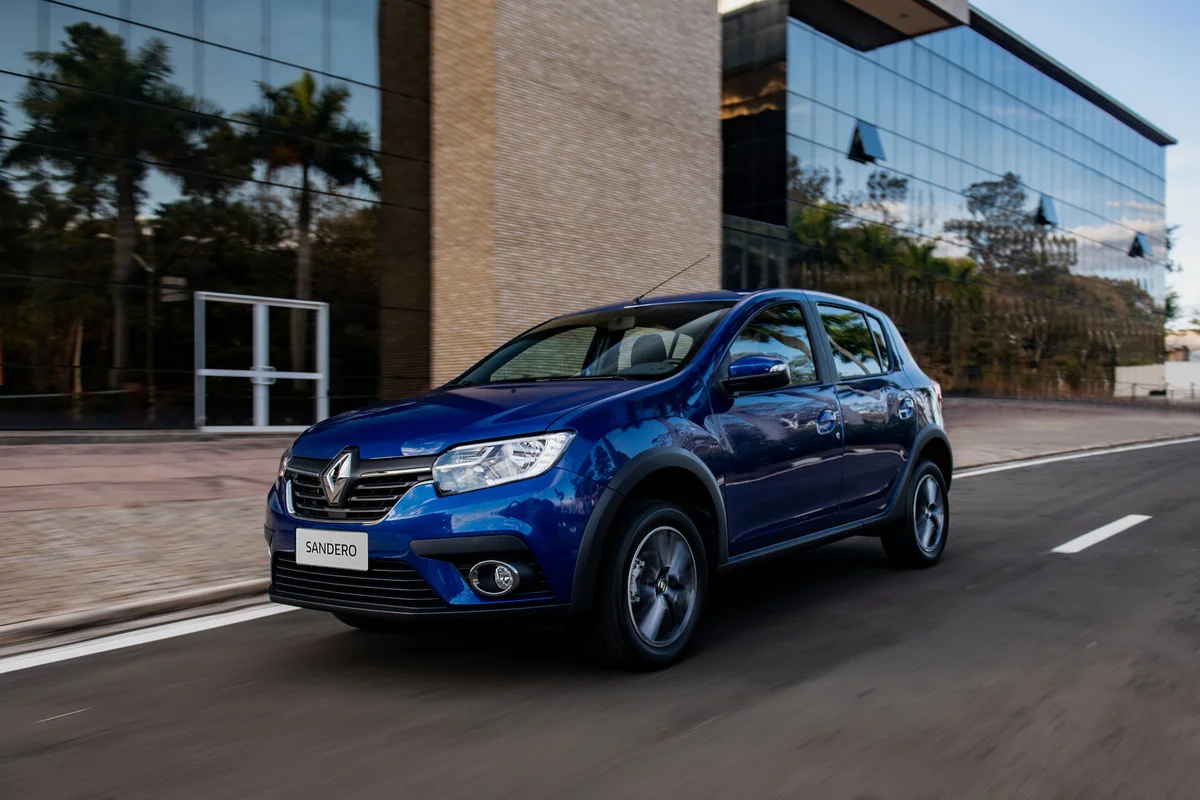 Renault Sandero CVT rodando em alta velocidade.