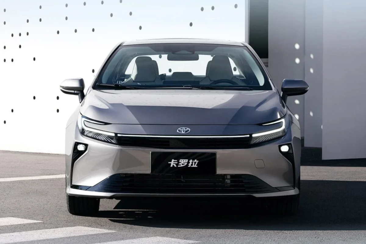Toyota Corolla 2026 em uma apresentação de fábrica.