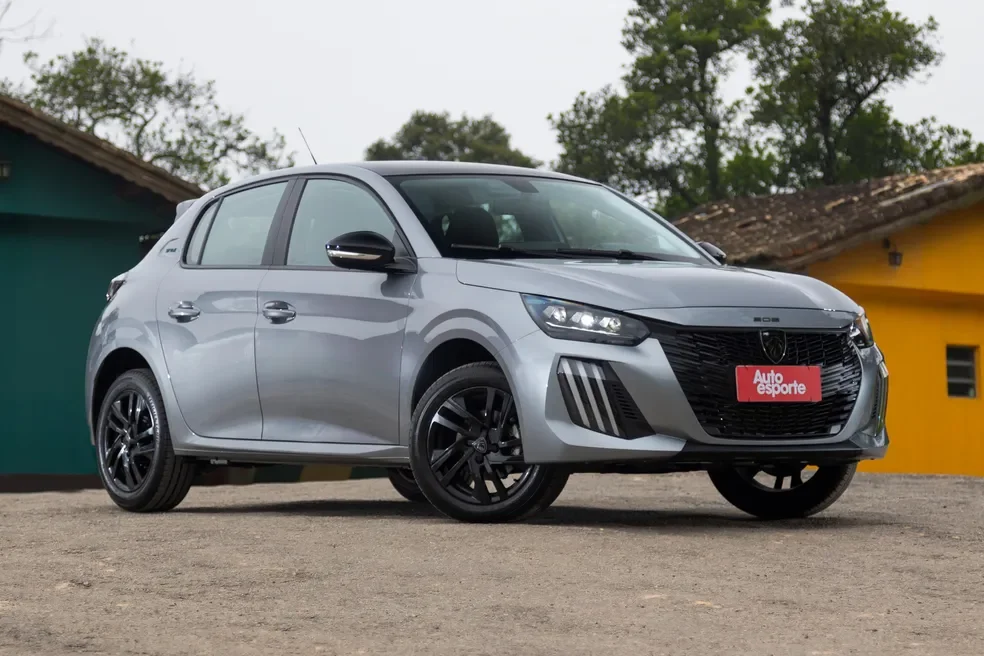 Peugeot 208 em exibição frontal estática.