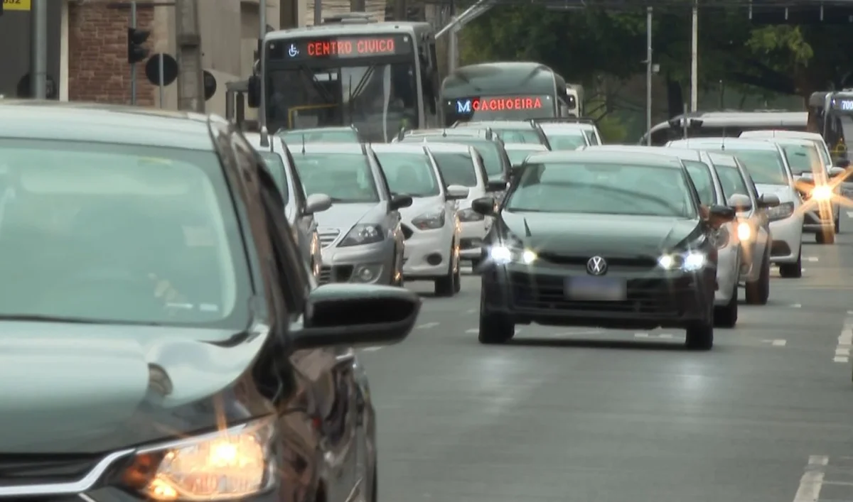 Carros em movimento durante o dia.