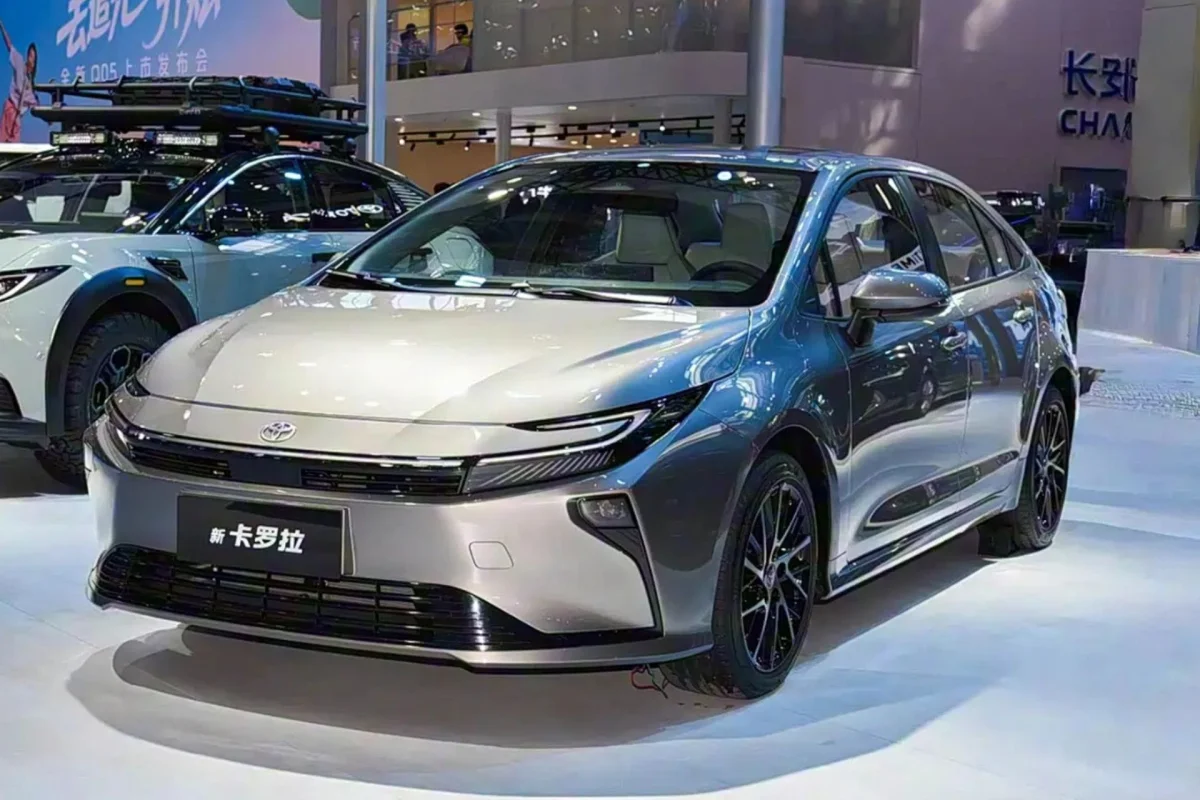 Novo Toyota Corolla 2026 visto de frente de modo diagonal.