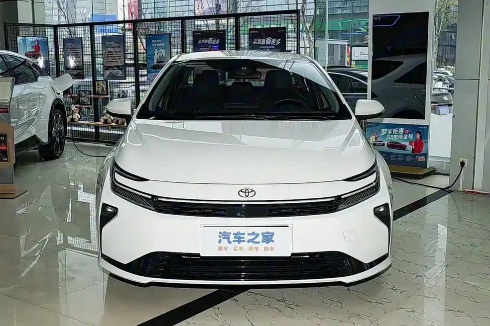 Vista frontal estática do novo Toyota Corolla 2026.