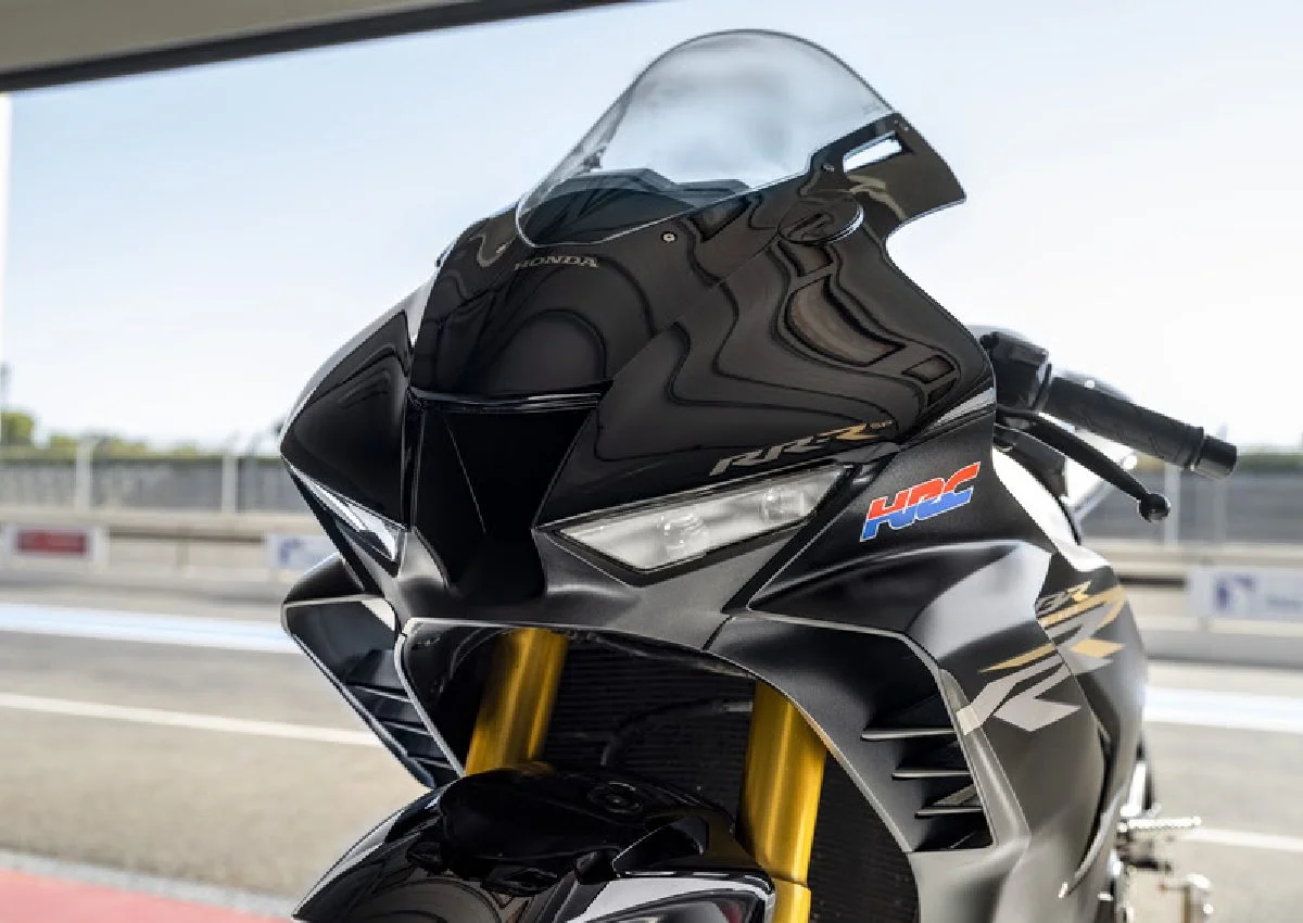 Detalhe de uma motocicleta esportiva.
