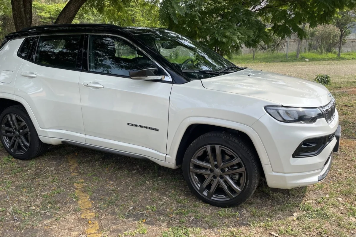 Jeep Compass Overland 2025 em um parque