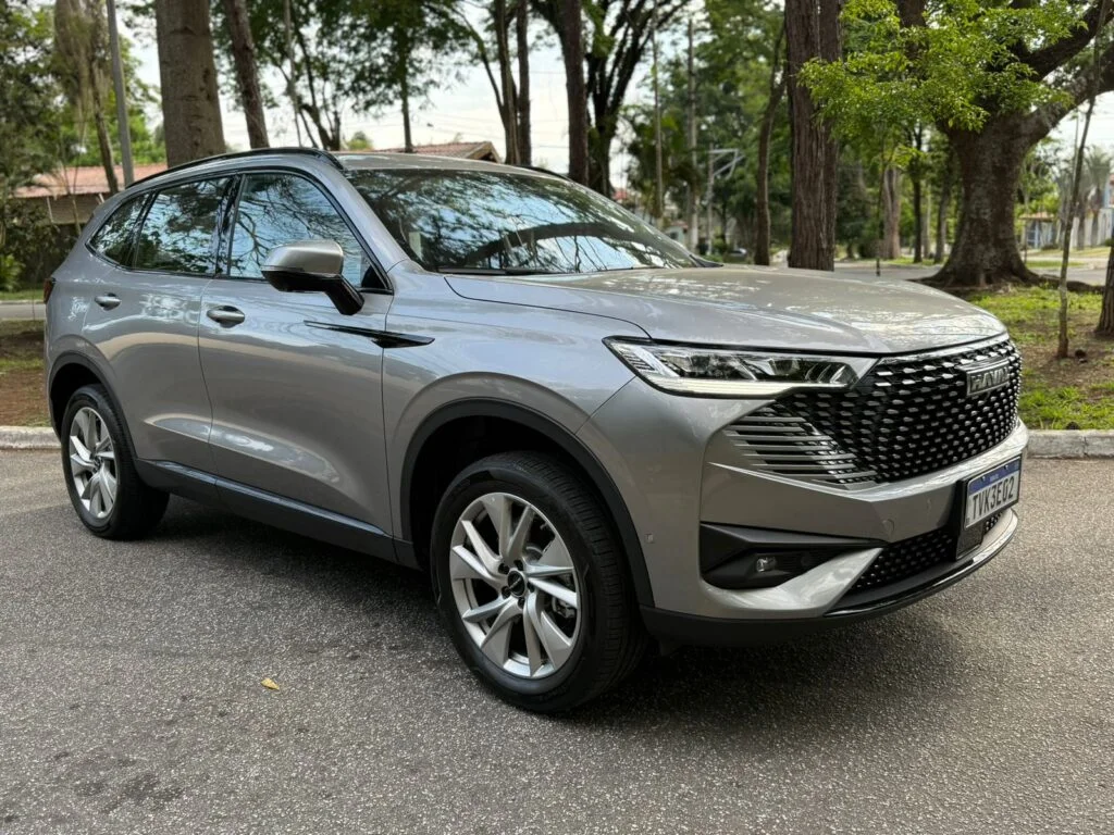 GWM Haval H6 HEV em uma estrada