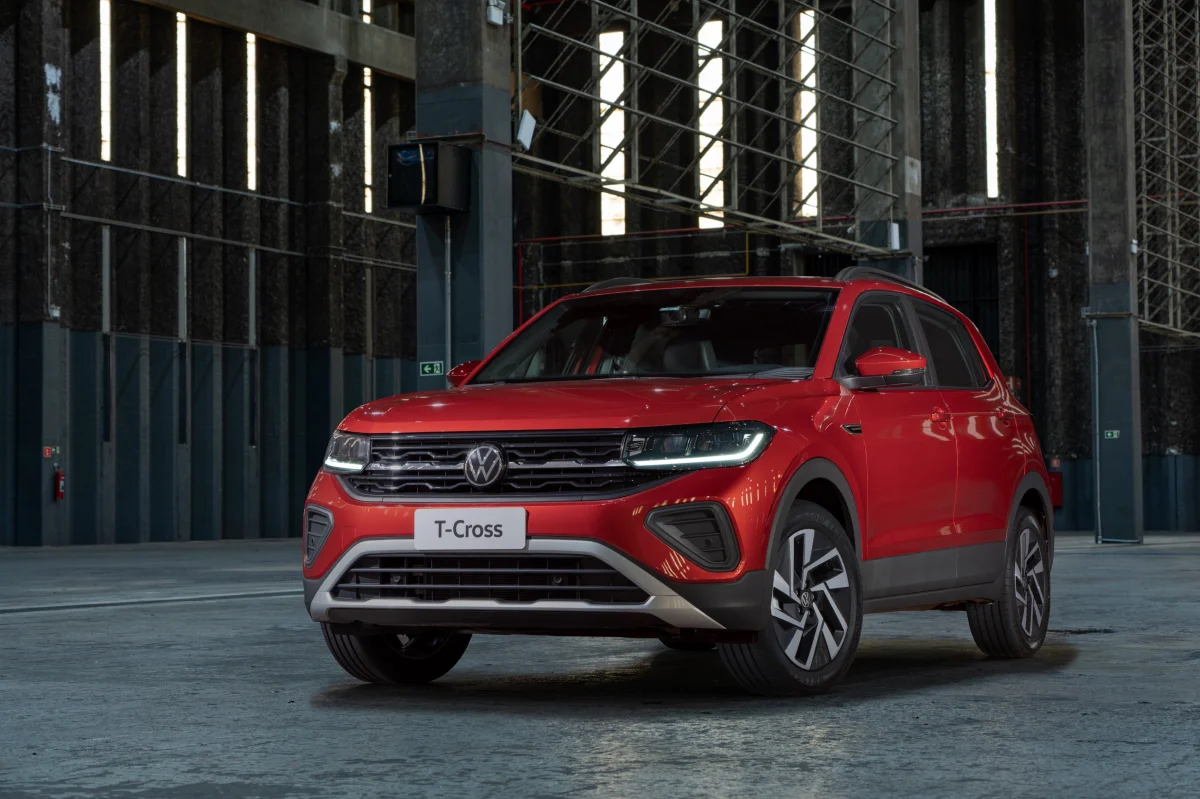 Volkswagen T-Cross vermelho em um ambiente industrial