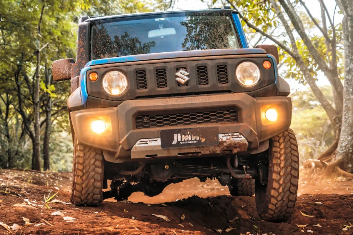 Suzuki Jimny Sierra em ambiente off-road