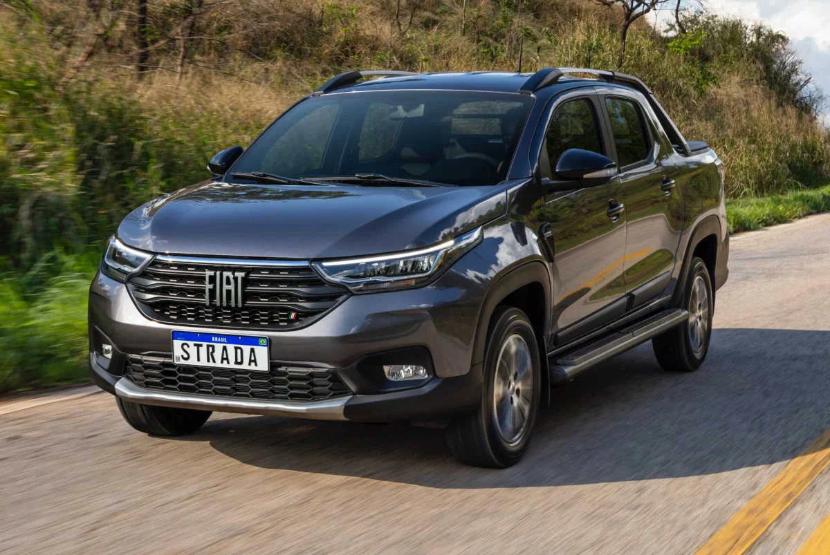 Fiat Strada em movimento na pista