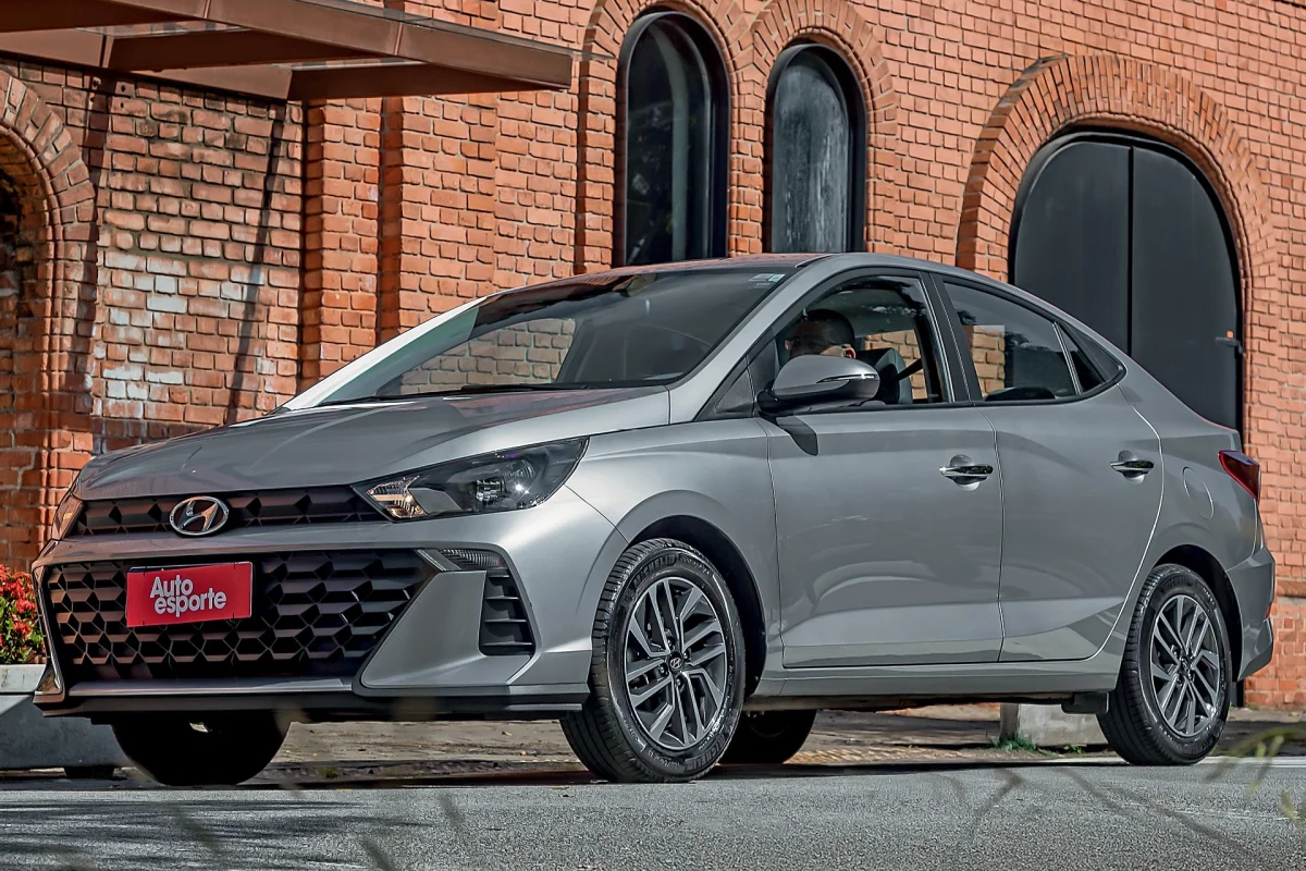 Hyundai HB20S Limited Plus visto de frente e lateral