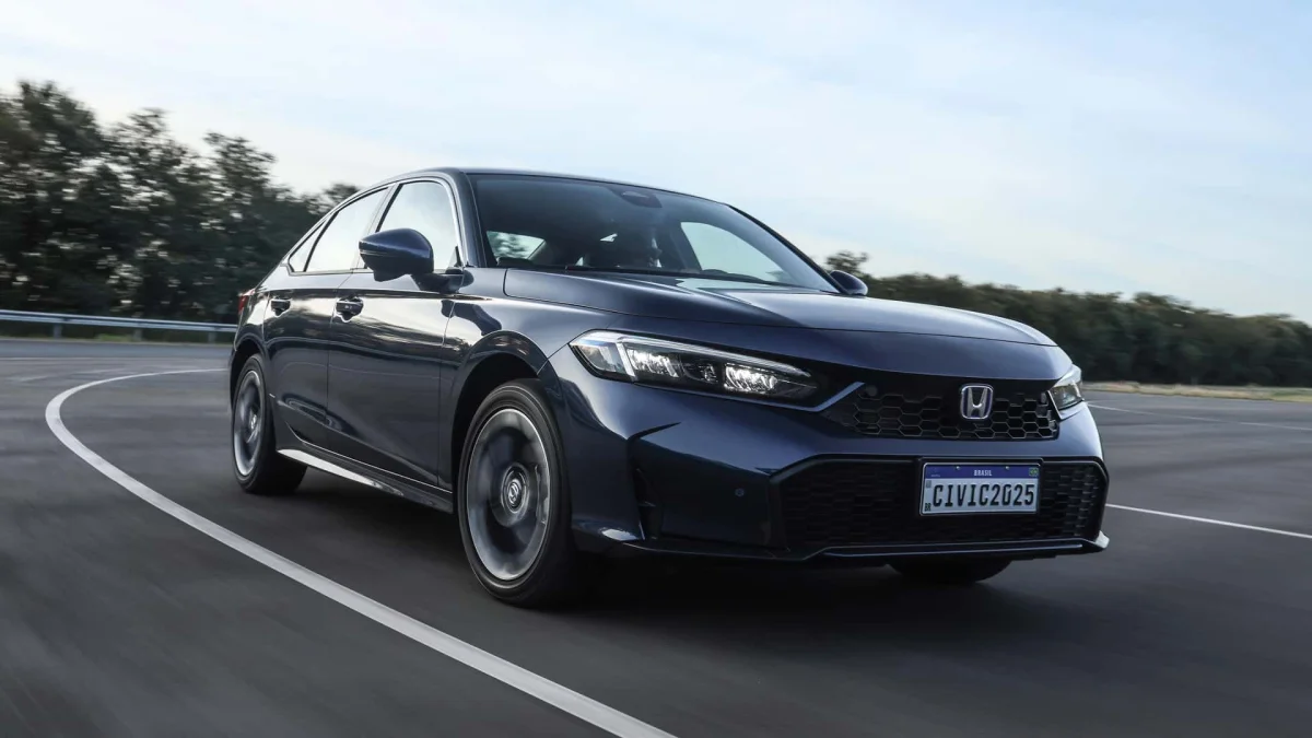 Honda Civic Advanced Hybrid 2026 em pista.