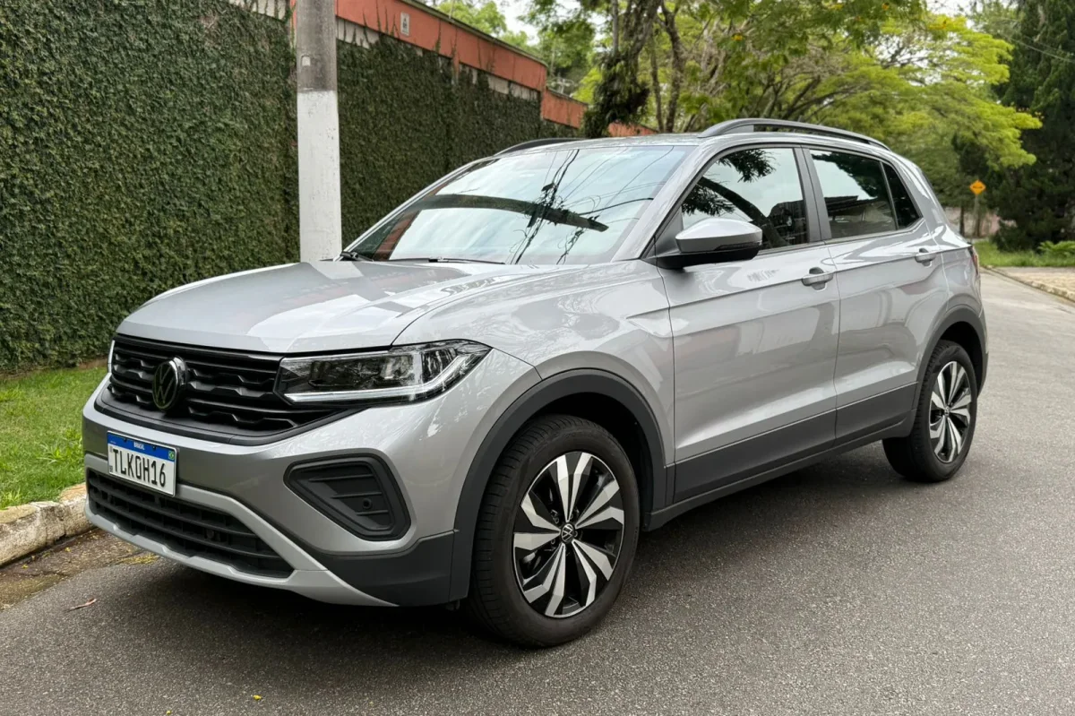 Carro da Volkswagen Tera em área urbana.