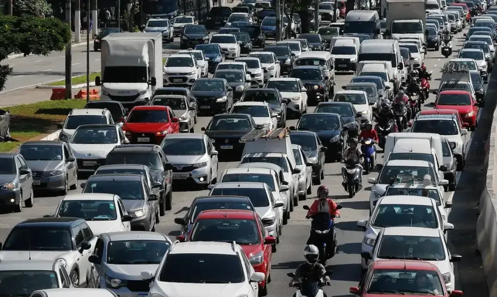 Trânsito intenso em uma avenida de São Paulo.