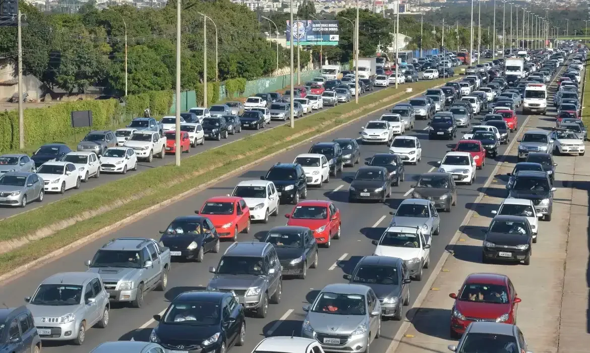 Veículos em rodovia movimentada.