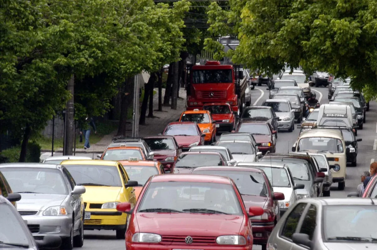 Trânsito com carros de várias cores