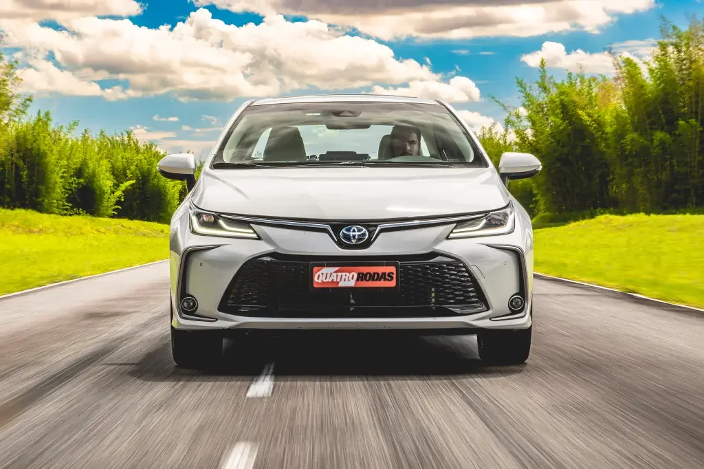 Toyota Corolla 2024 em estrada