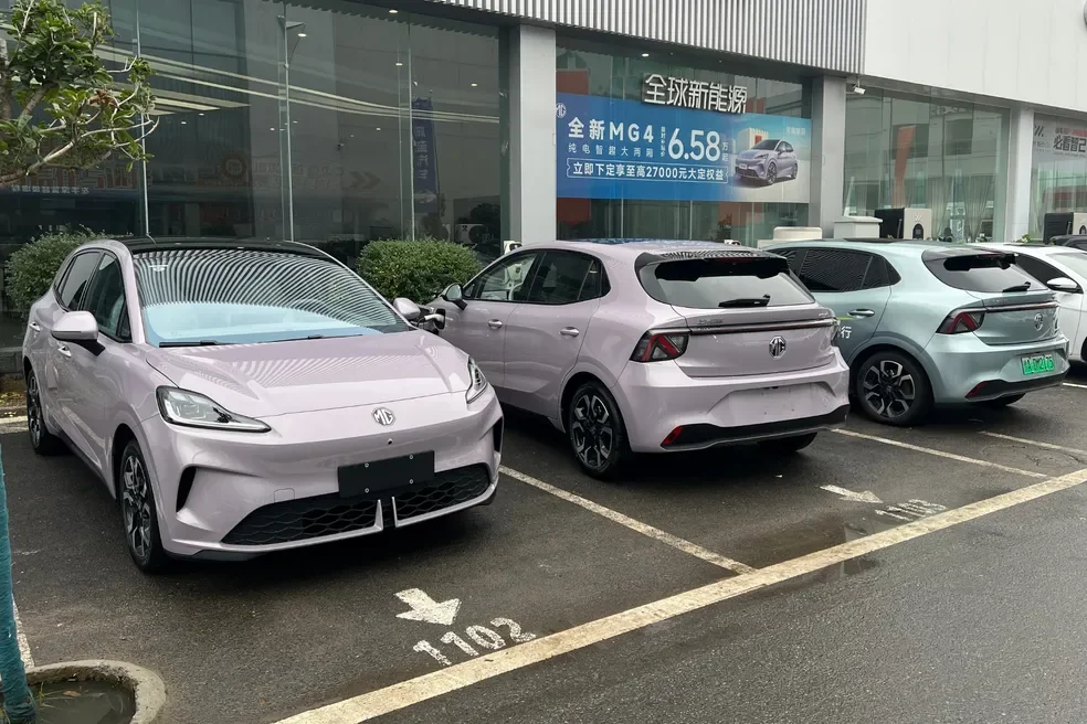Linha de veículos MG4 em um estacionamento na China.