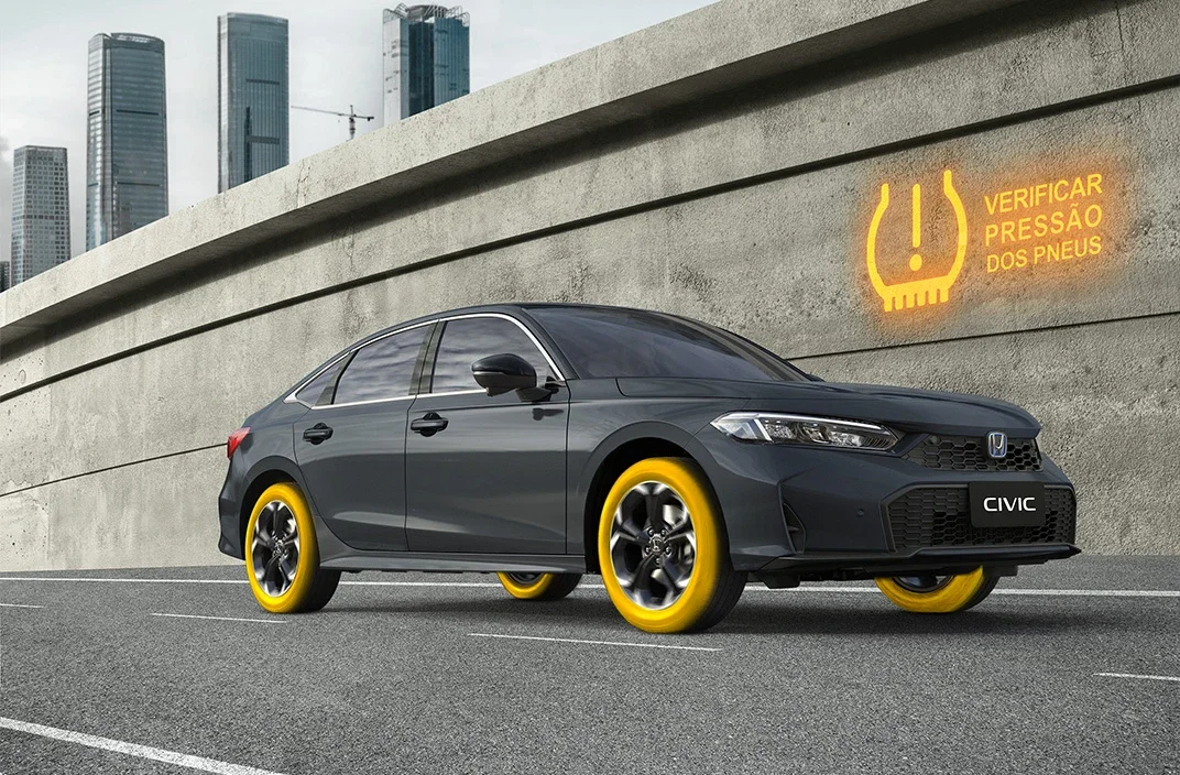 Honda Civic em ambiente urbano com prédios ao fundo.