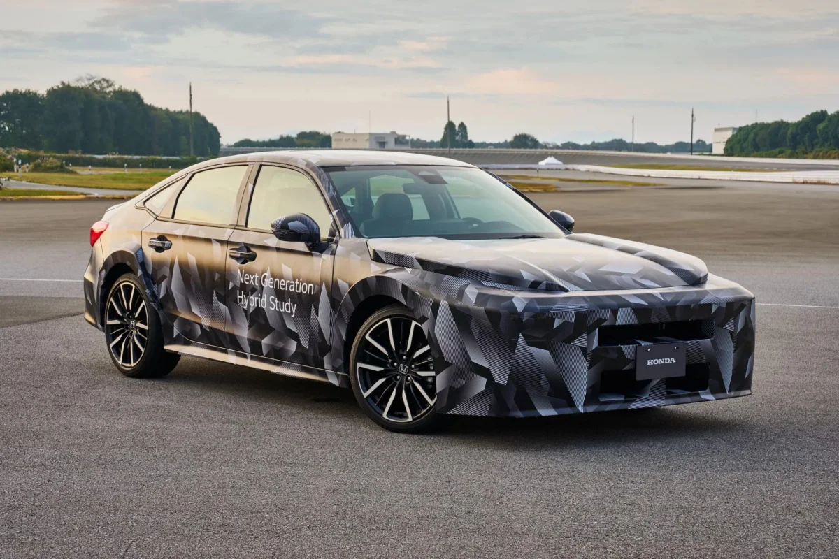 Protótipo do Honda Civic híbrido de próxima geração em um campo de teste.