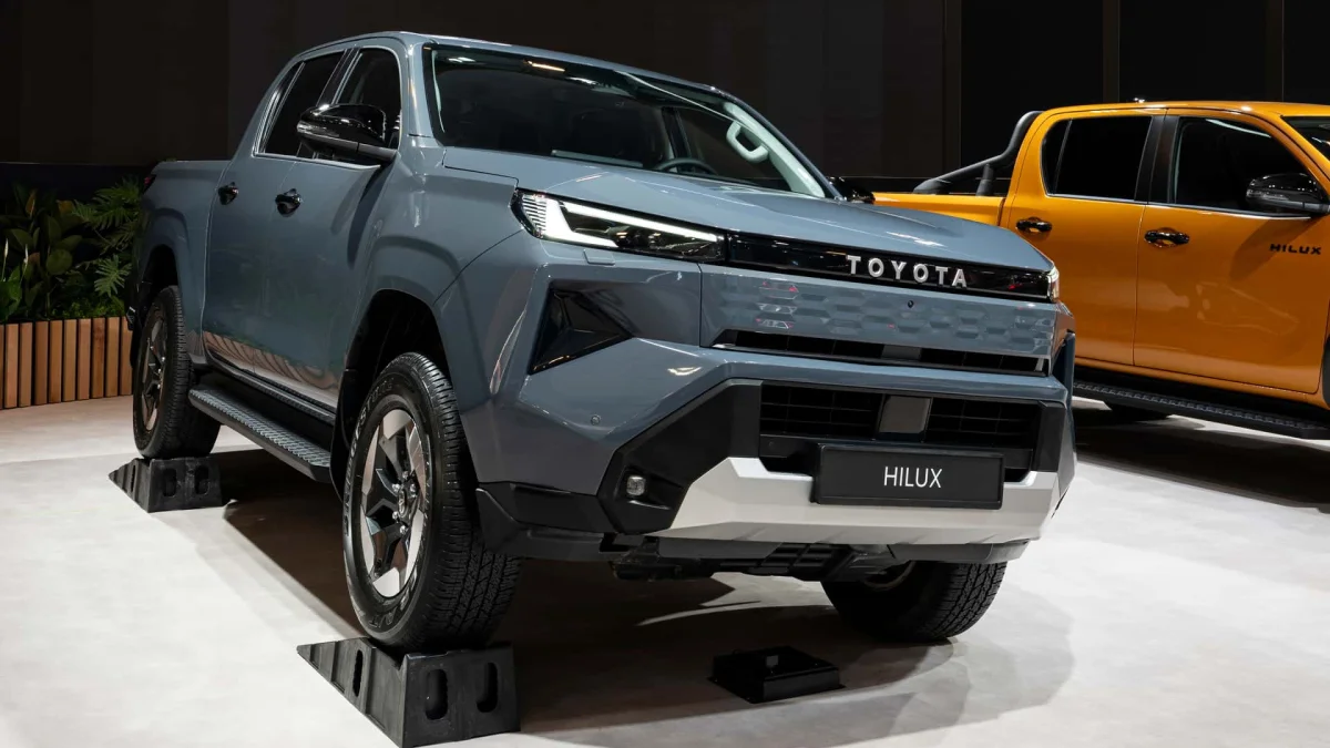 Vista lateral da Toyota Hilux elétrica.