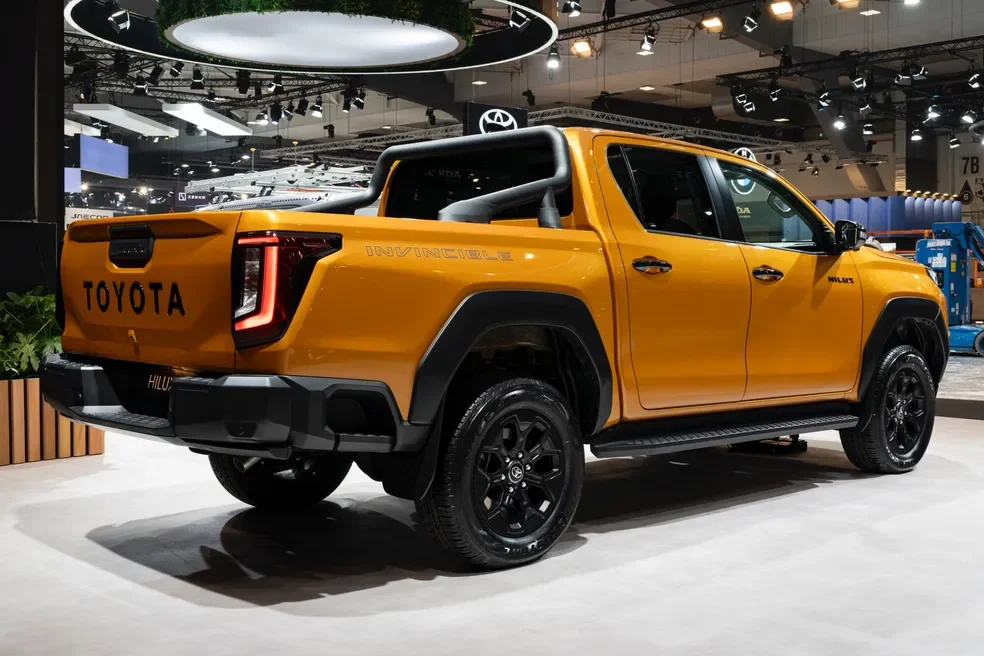 Toyota Hilux off-road em ambiente natural.