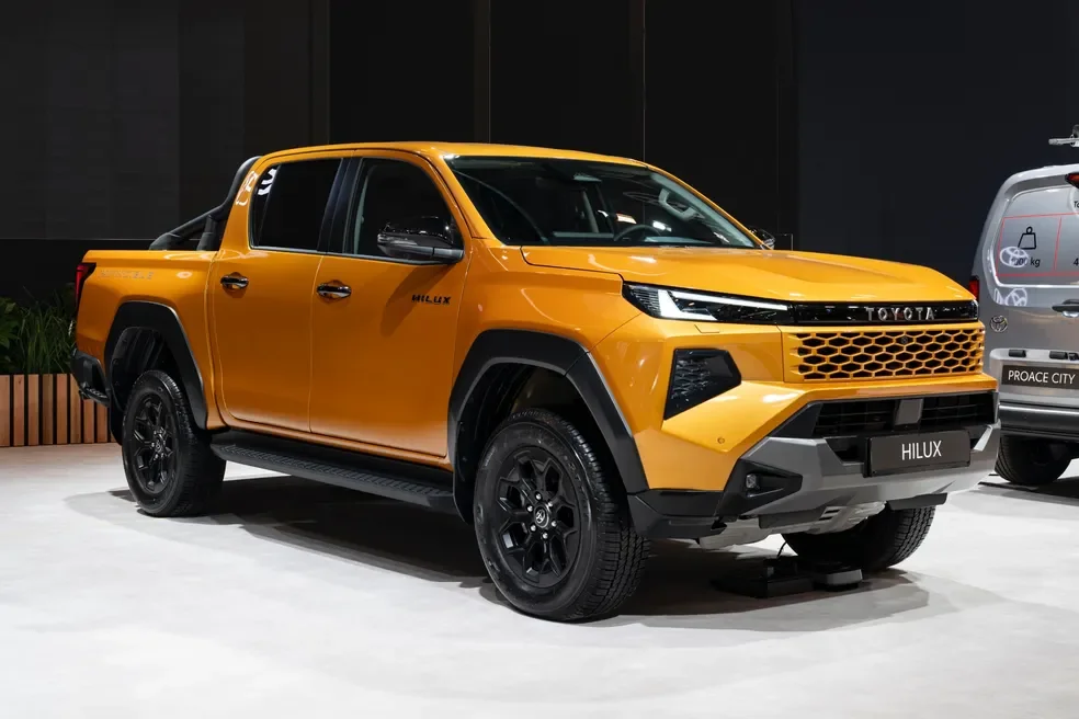 Toyota Hilux elétrica em teste de capacidade de carga.
