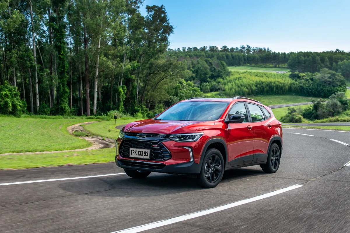 Chevrolet Tracker RS em estrada aberta